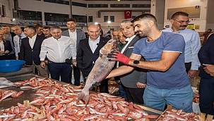 İzmirli balıkçılar sezonu açtı, siftahı Başkan Soyer yaptı