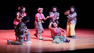 Karşıyaka Belediye Tiyatrosu kursiyerleri göz doldurdu 