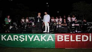 Karşıyakalılar açık havada müzik şöleni yaşadı 