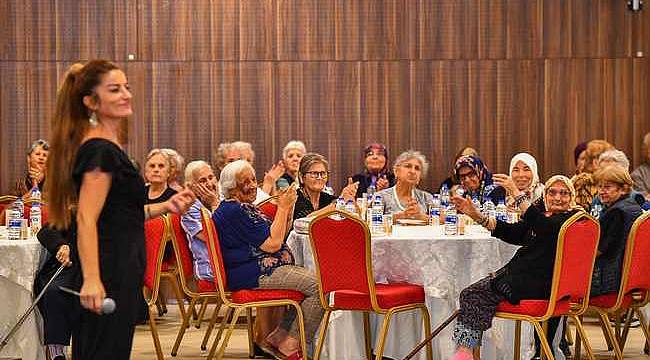 İzmir'de huzurevi sakinleri unutulmadı