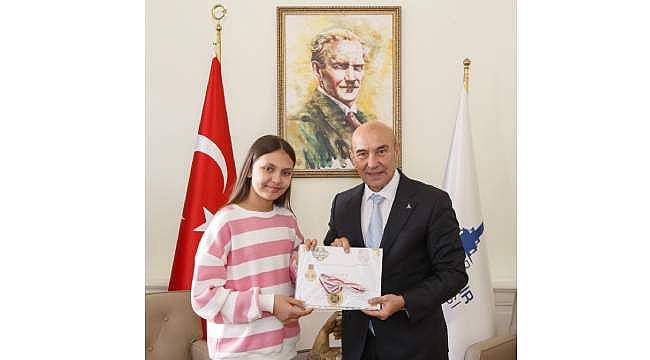 Dünya birincisi İzmirli Zümra Başkan Soyer'le buluştu