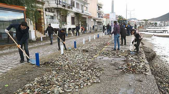 Foça'da fırtına ve deniz taşkınının izleri siliniyor