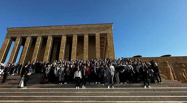 Genç İzmirliler Ata'nın huzurunda