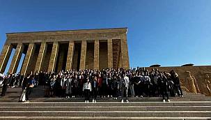 Genç İzmirliler Ata'nın huzurunda