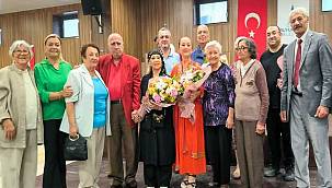 Huzurevi Bedia Akartürk'tün türküleri ile şenlendi 