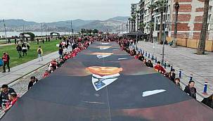 İzmir Ata'ya saygı için 350 metrelik posterle yürüdü 