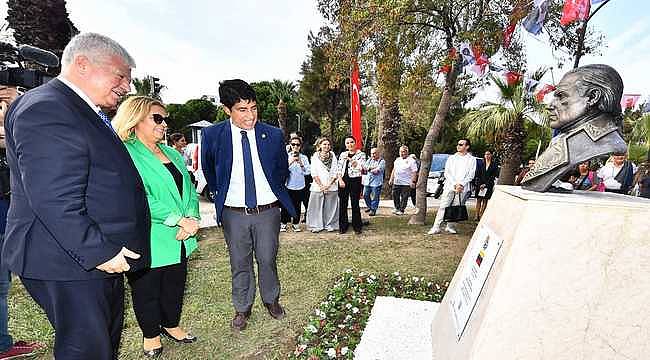 İzmir'de Miranda'nın büstü açıldı