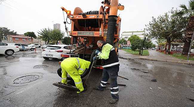 İzmir'de yağmur alarmı: Büyükşehir Belediyesi bin 500 personel ile sahada!