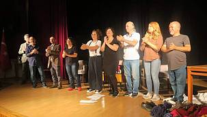 Kara komedi ''Fay Hattı'' Foça'da sahnelendi 