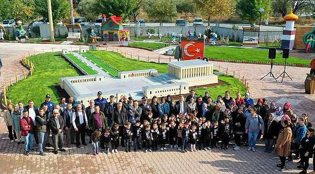 Kınıklı çocuklar Çocuk Köyü'ndeki Anıtkabir Miniatürk'te