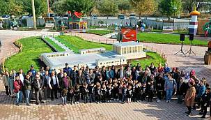 Kınıklı çocuklar Çocuk Köyü'ndeki Anıtkabir Miniatürk'te