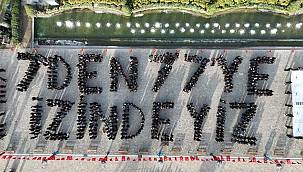 Konak Atatürk Meydanı'nda unutulmaz koreografi 