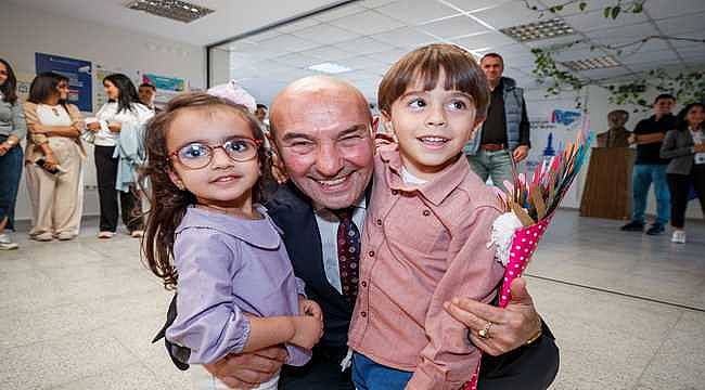 Masal Evi çocuklarından Başkan Soyer'e sürpriz 