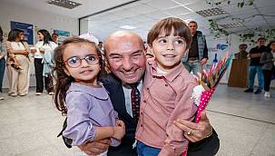 Masal Evi çocuklarından Başkan Soyer'e sürpriz 