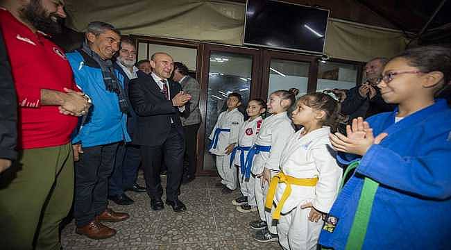 Başkan Soyer Basmane sakinleriyle buluştu