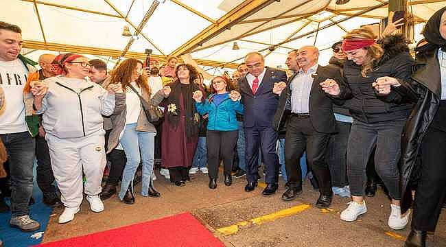 Başkan Soyer Karşıyaka Karadeniz Şenliği'ne katıldı: "İzmir sizinle güçlü ve geleceğe umutla bakıyor"