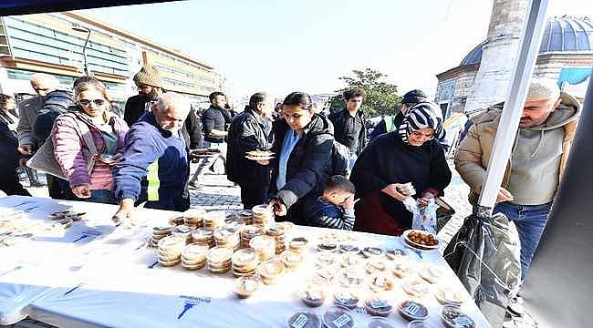 Büyükşehir şehitler için helva ve lokma dağıttı