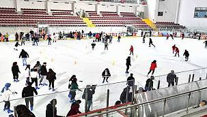 İzmirli kadınlar 2 Ocak'ta buz pistinde