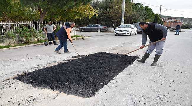 Yenifoça'daki Asfalt Yol Onarımları Devam Ediyor