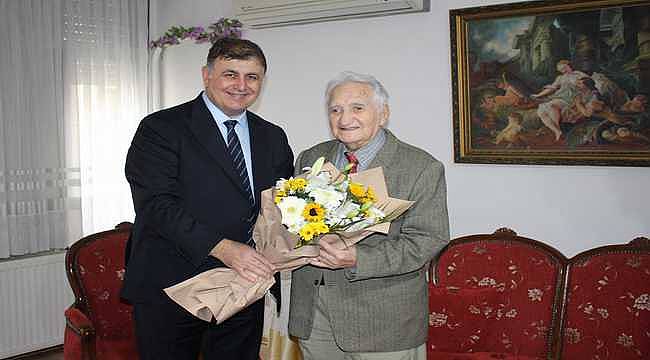 Başkan Tugay'dan Karşıyakalı çınara ziyaret