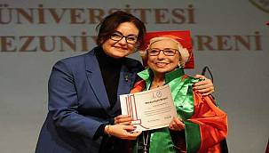 Karşıyaka 3. Yaş Üniversitesi'nde mezuniyet coşkusu