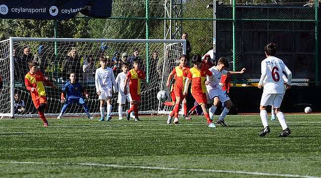 Karşıyaka'da futbol rüzgârı esti