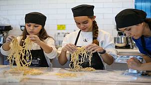 Çocuk şefler Karşıyaka'da mutfağa girdi