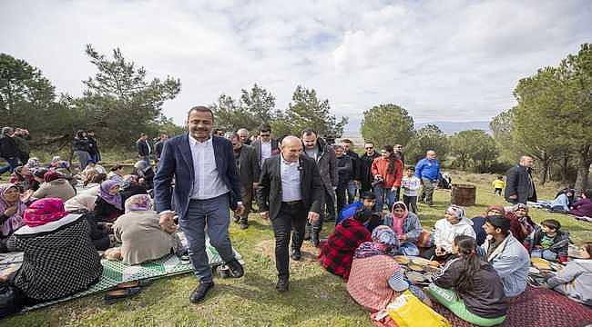 Başkan Soyer Dede Bayırı Hayrı'nda lokma dağıttı