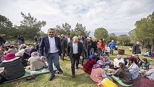 Başkan Soyer Dede Bayırı Hayrı'nda lokma dağıttı