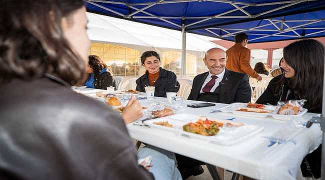 Başkan Soyer öğrenci sofrasına konuk oldu