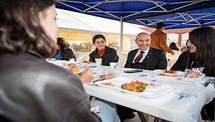 Başkan Soyer öğrenci sofrasına konuk oldu