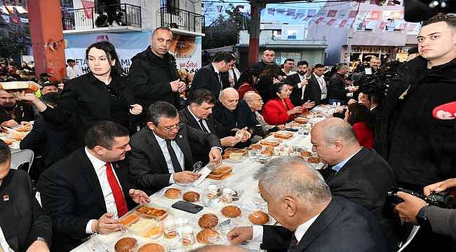 CHP Genel Başkanı Özel ve Başkan Tugay, yurttaşlarla iftar yaptı 