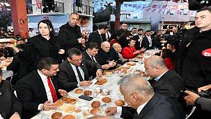CHP Genel Başkanı Özel ve Başkan Tugay, yurttaşlarla iftar yaptı 