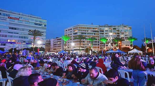 İzmir büyük iftar sofrasında buluştu "Hep yüzünüz gülsün" 