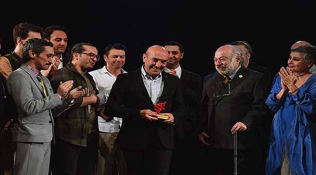 İzmir Şehir Tiyatrosu sanatçılarından Başkan Soyer'e teşekkür