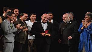 İzmir Şehir Tiyatrosu sanatçılarından Başkan Soyer'e teşekkür