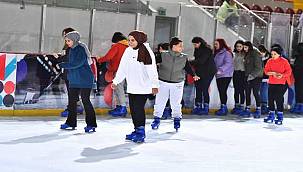 Kadınlar gününü buz pistinde kutladılar