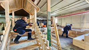 Karşıyaka'da ahşap atölyesi fabrika gibi çalışıyor
