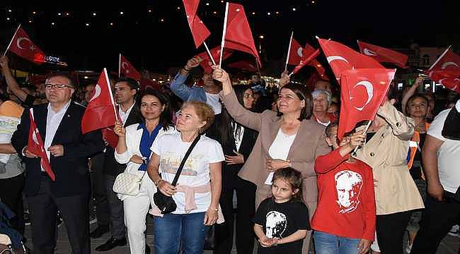 23 Nisan coşkusu Foça'da fener alayı ve bando konseri ile taçlandı