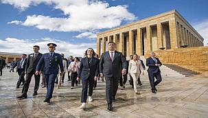 Başkan Cemil Tugay ve İzmir'in ilçe belediye başkanları Anıtkabir'i ziyaret etti 