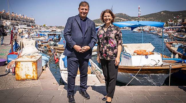 Foça'da Cemil Tugay'a yoğun ilgi