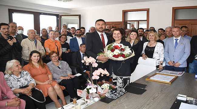 Foça'nın ilk kadın belediye başkanı göreve başladı 