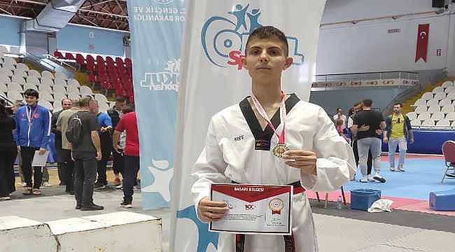 Foçalı taekwondocu yarı finali altın madalya ile geçti