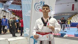 Foçalı taekwondocu yarı finali altın madalya ile geçti