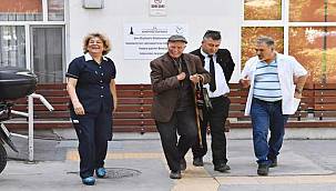 86 yaşındaki Cemil Merttürk Eşrefpaşa Hastanesi'nde şifa buluyor