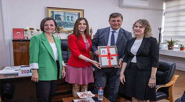 Başkan Tugay'ı duygulandıran sürpriz: İlkokul diploması mezun olduğu lisede hediye edildi