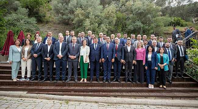 Başkan Tugay ilçe belediye başkanlarıyla bir araya geldi