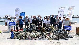 Mavi bayraklı plajda dalgıç destekli temizlik