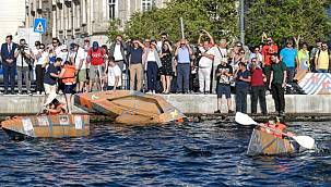 Karton tekneler İzmir Körfezi'nde kıyasıya yarıştı
