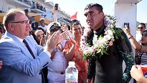 Üsteğmen Emre Öztürk Karaburun'dan Foça'ya yüzdü